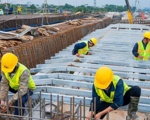 Công nhân thi công xuyên lễ dựng những nhịp cầu Trần Hưng Đạo