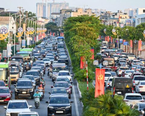 Chưa hết nghỉ lễ 2/9, cửa ngõ Hà Nội đã tắc cứng, ô tô xếp hàng dài trên cao tốc