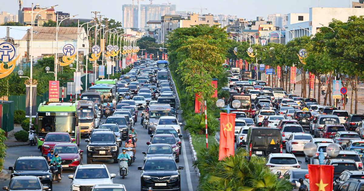 Chưa hết nghỉ lễ 2/9, cửa ngõ Hà Nội đã tắc cứng, ô tô xếp hàng dài trên cao tốc
