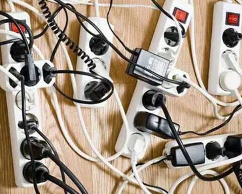 5 thiết bị dùng xong nên rút phích cắm, nhiều người quên vẫn cắm điện 24/24