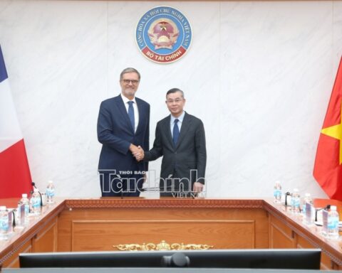 Bộ trưởng Ngô Văn Tuấn tiếp Đại sứ Pháp Olivier Brochet chào từ biệt kết thúc nhiệm kỳ