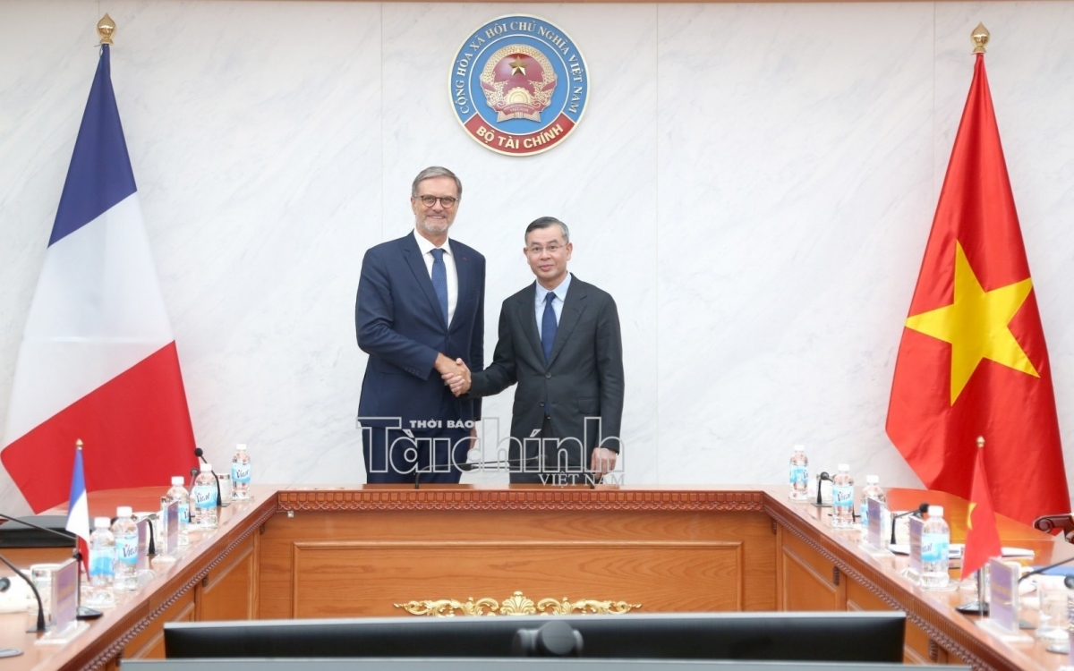 Bộ trưởng Ngô Văn Tuấn tiếp Đại sứ Pháp Olivier Brochet chào từ biệt kết thúc nhiệm kỳ