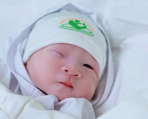 Ngay thềm Quốc khánh 2/9, 1 bé trai Hà Nội chào đời an toàn với 5 vòng dây rốn quấn cổ