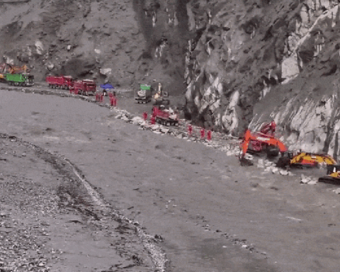 Mở lại tuyến đường huyết mạch đến cửa khẩu Trung Quốc – Nepal sau lũ dữ