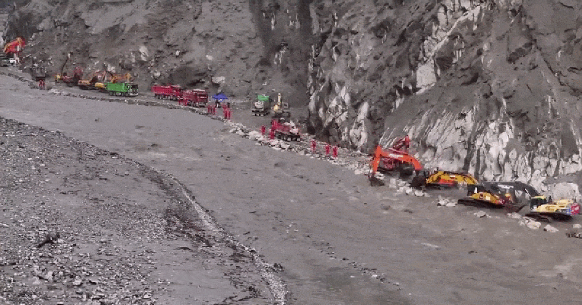 Mở lại tuyến đường huyết mạch đến cửa khẩu Trung Quốc – Nepal sau lũ dữ