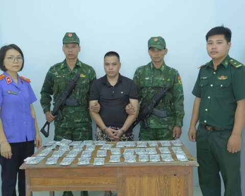 Lạng Sơn: Bắt người vận chuyển gần 400 tờ 100 USD nghi tiền giả vào nội địa