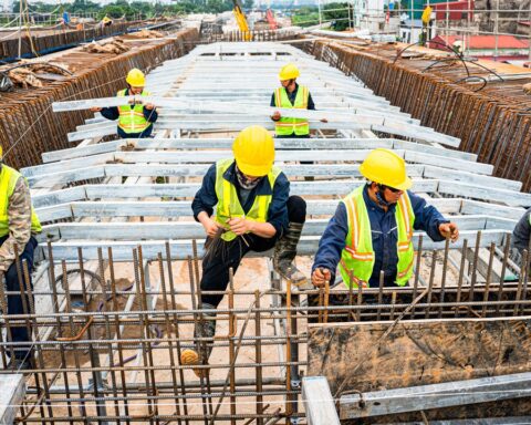 Công nhân xuyên lễ thi công cầu Trần Hưng Đạo, lắp những đốt dầm đầu tiên