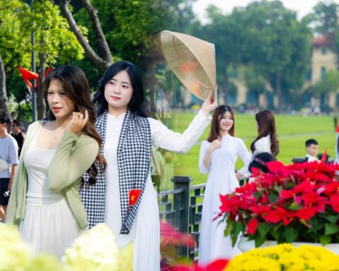Hà Nội ngày Quốc khánh: Giới trẻ xếp hàng ngay ngắn vào Di tích Nhà tù Hỏa Lò, khoe áo dài duyên dáng bên Lăng Bác