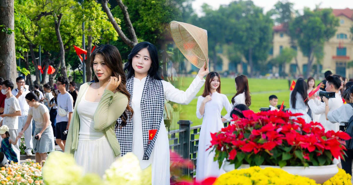 Hà Nội ngày Quốc khánh: Giới trẻ xếp hàng ngay ngắn vào Di tích Nhà tù Hỏa Lò, khoe áo dài duyên dáng bên Lăng Bác