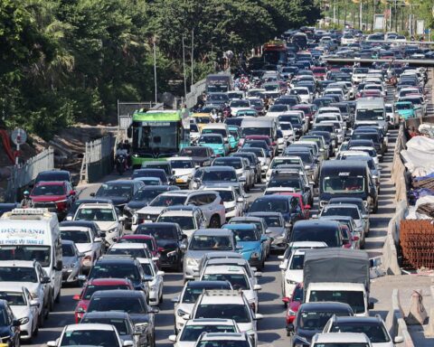 Ô tô dàn hàng 5 trên đường, người dân chật vật trở lại Hà Nội chiều 2/9