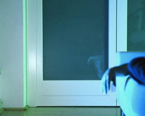 Lời khuyên cho những người bật TV cả đêm khi ngủ
