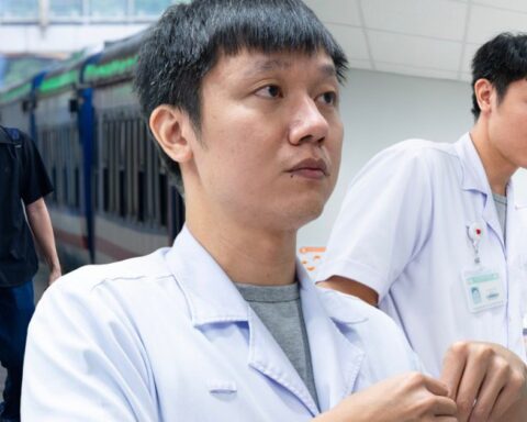6 giờ sáng, nam bác sĩ Bệnh viện Bạch Mai mang cơm vợ nấu, lên tàu đi Ninh Bình: “Từ ngày đi làm xa, thấy vợ thương hơn”