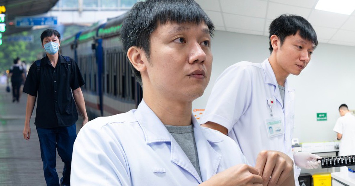 6 giờ sáng, nam bác sĩ Bệnh viện Bạch Mai mang cơm vợ nấu, lên tàu đi Ninh Bình: “Từ ngày đi làm xa, thấy vợ thương hơn”