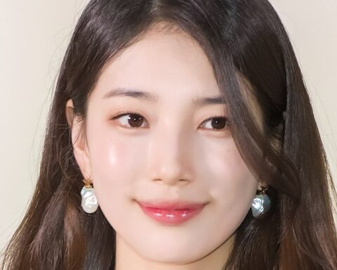 Mặt mộc không thể làm khó mỹ nhân 20 năm chưa hề flop, đặt ra “lời nguyền” khiến cả showbiz khiếp sợ