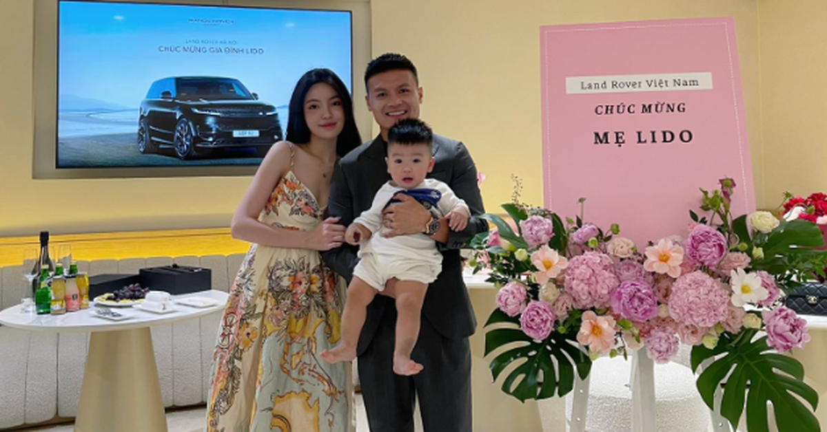 Xế hộp hơn 8 tỷ đồng Quang Hải tặng vợ