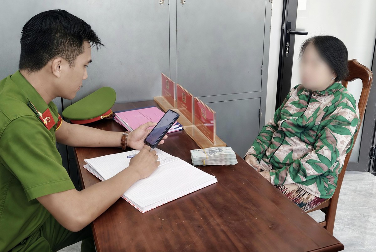 Nhận cuộc gọi từ số 0366502374, người phụ nữ 70 tuổi bán vàng lấy 159 triệu đồng rồi làm một việc trước khi ra ngân hàng