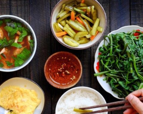 Điều gì xảy ra khi ăn rau trước cơm thường xuyên?