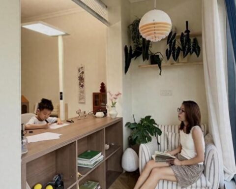 Nhà có 2 ban công tưởng phí diện tích, bà mẹ tháo một cánh cửa rồi kê bàn học: Phòng con rộng và sáng hẳn