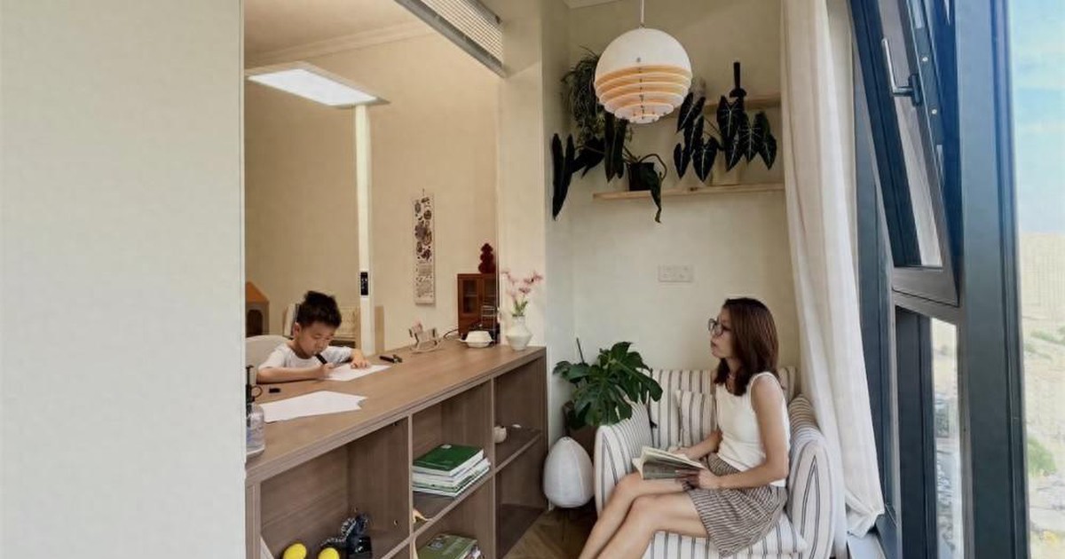 Nhà có 2 ban công tưởng phí diện tích, bà mẹ tháo một cánh cửa rồi kê bàn học: Phòng con rộng và sáng hẳn