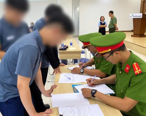 Công an kiểm tra đột xuất gần 100 công nhân ngay trong ca làm việc