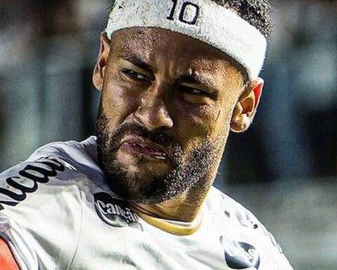 Neymar lại bị đau, rời sân trong nước mắt rồi nổi cáu vì mặt cỏ SVĐ: “Làm ăn kiểu gì vậy?”