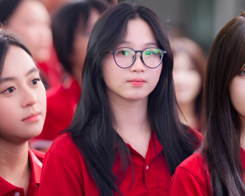 K65 Ngoại thương vừa “debut” ngày khai giảng và dàn nữ sinh ai cũng xứng làm center!