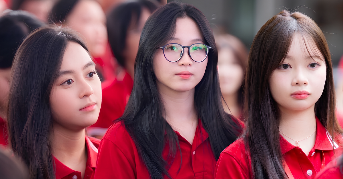 K65 Ngoại thương vừa “debut” ngày khai giảng và dàn nữ sinh ai cũng xứng làm center!