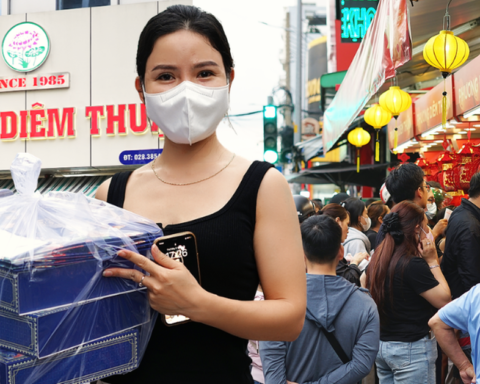 Cảnh tượng đông nghẹt tại một tiệm bánh trung thu nổi tiếng ở TP.HCM: Chờ gần 2 tiếng, xếp hàng lại 3-4 lần mới mua đủ số lượng