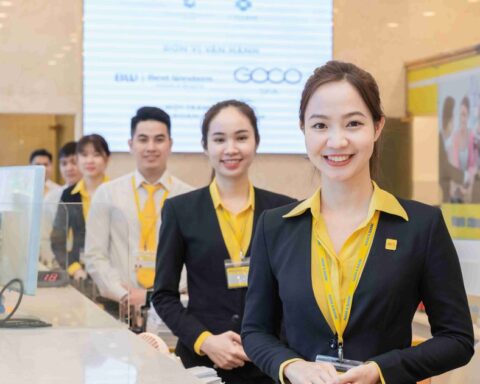 Thu nhập nhân viên một ngân hàng tăng vọt gần 70%, tiền thưởng gấp 120 lần cùng kỳ