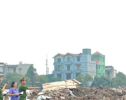 Khởi tố 5 đối tượng đổ trộm hàng nghìn tấn phế thải thi công Vành đai 2.5 và cải tạo sông Kim Ngưu