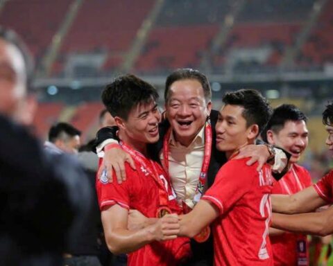 Việt Nam có hai cha con doanh nhân cùng mê bóng đá: Cha là sáng lập tập đoàn lớn, hiện là chủ tịch ngân hàng…con đứng đầu hãng hàng không