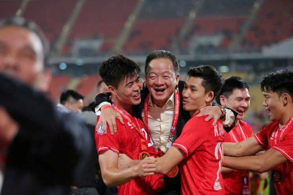 Việt Nam có hai cha con doanh nhân cùng mê bóng đá: Cha là sáng lập tập đoàn lớn, hiện là chủ tịch ngân hàng…con đứng đầu hãng hàng không