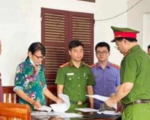 Khởi tố nguyên bí thư và trưởng thôn bán đất trái thẩm quyền