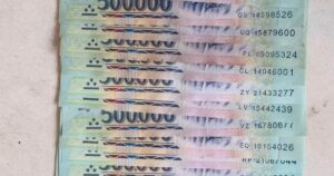 Người đàn ông nhặt được xấp tiền 500.000 đồng trên đường