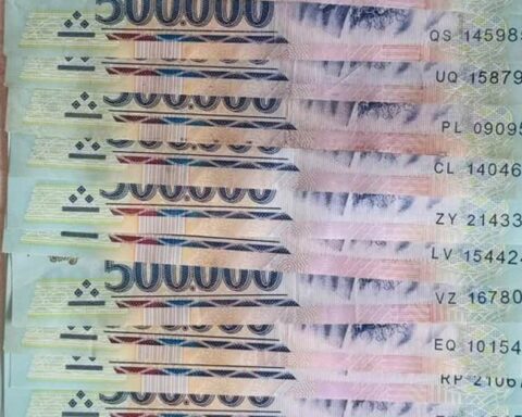 Người đàn ông nhặt được xấp tiền 500.000 đồng trên đường