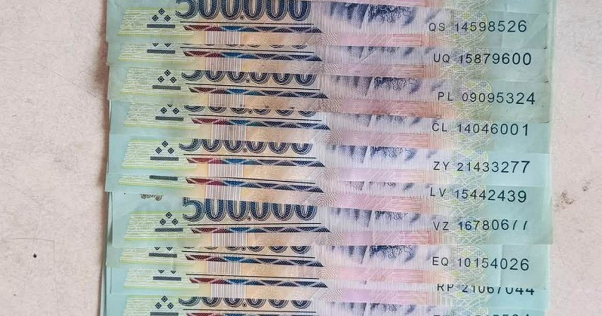 Người đàn ông nhặt được xấp tiền 500.000 đồng trên đường