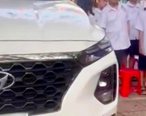 Nữ hiệu phó đỗ ô tô giữa sân trường khi học sinh chào cờ: Bị phản ánh vay tiền giáo viên