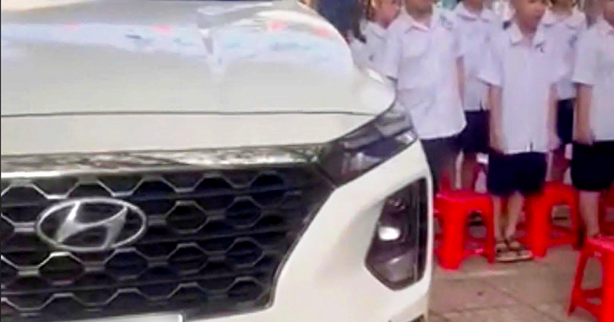 Nữ hiệu phó đỗ ô tô giữa sân trường khi học sinh chào cờ: Bị phản ánh vay tiền giáo viên