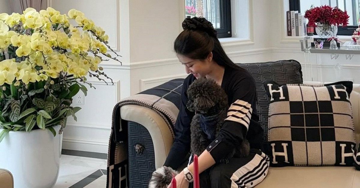 Biệt thự 3 tầng toàn màu trắng của mỹ nhân Hà Nội 30 tuổi chưa lấy chồng, được báo Trung khen là “quốc bảo nhan sắc”