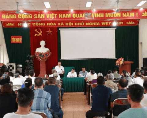Người dân một xã ở Hà Nội đến nhà văn hóa nghe thông tin bồi thường, hỗ trợ, tái định cư với đất nằm trong phạm vi thu hồi làm dự án nhà ở xã hội