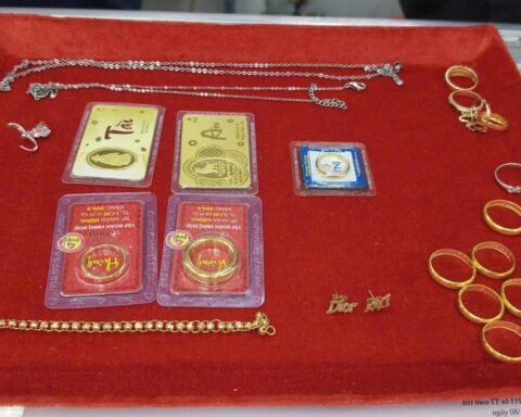 Phát hiện 15 nhẫn vàng, 2 dây chuyền cùng loạt nữ trang trong bao giấy, cụ bà 78 tuổi lập tức báo công an