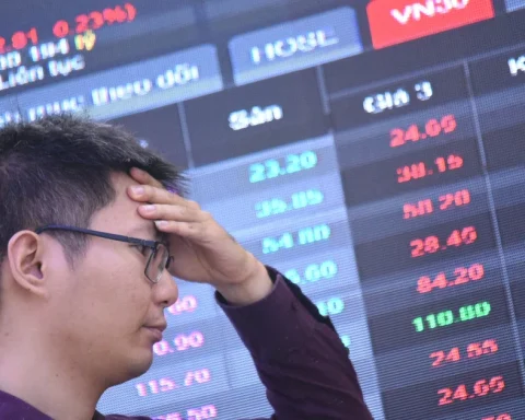 VN-Index tăng 17 điểm rồi quay đầu, nhà đầu tư tiếc vì không kịp chốt lời
