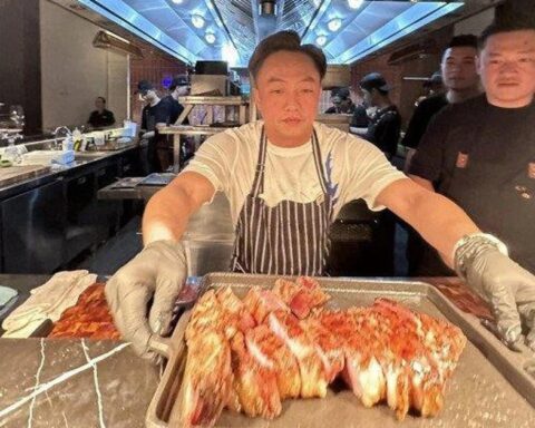 Trước khi bán phở sườn bò, doanh nhân Cường Đô La thành công rực rỡ khi bán từ vịt quay Bắc Kinh, bánh bao Thượng Hải đến bít tết bò ủ khô đặc biệt 100 ngày