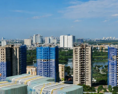 Ngân hàng rao bán ‘đất vàng’ Hà Nội, tính thu giữ biệt thự ở TPHCM
