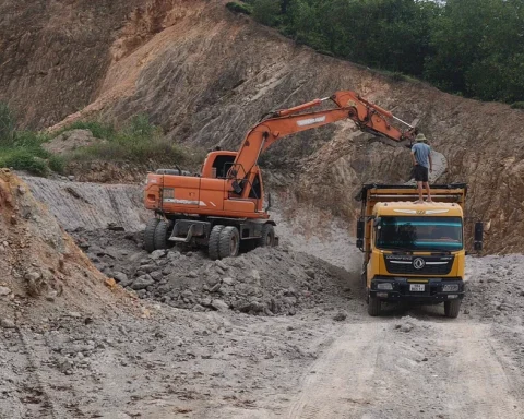 Xử lý bãi đổ trộm chất thải ngay trước cổng nhà máy rác lớn nhất Hà Nội