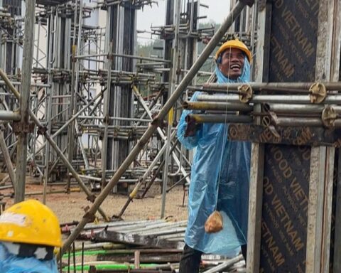 90 công nhân của tỷ phú Phạm Nhật Vượng vượt 120 km đường đèo, “chạy đua” giữa đại ngàn làm một việc đặc biệt cho trẻ em vùng cao