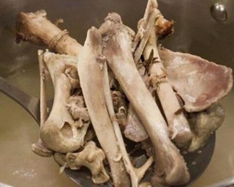 Bác sĩ Hàn Quốc nói thẳng: 3 loại nước “hút rỗng xương”, nhiều người mê không bỏ được!