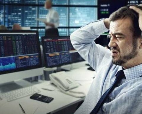 Khối ngoại thẳng tay bán ròng gần 900 tỷ đồng trong ngày VN-Index giảm sâu 34 điểm, loạt cổ phiếu ngân hàng bị “xả” mạnh