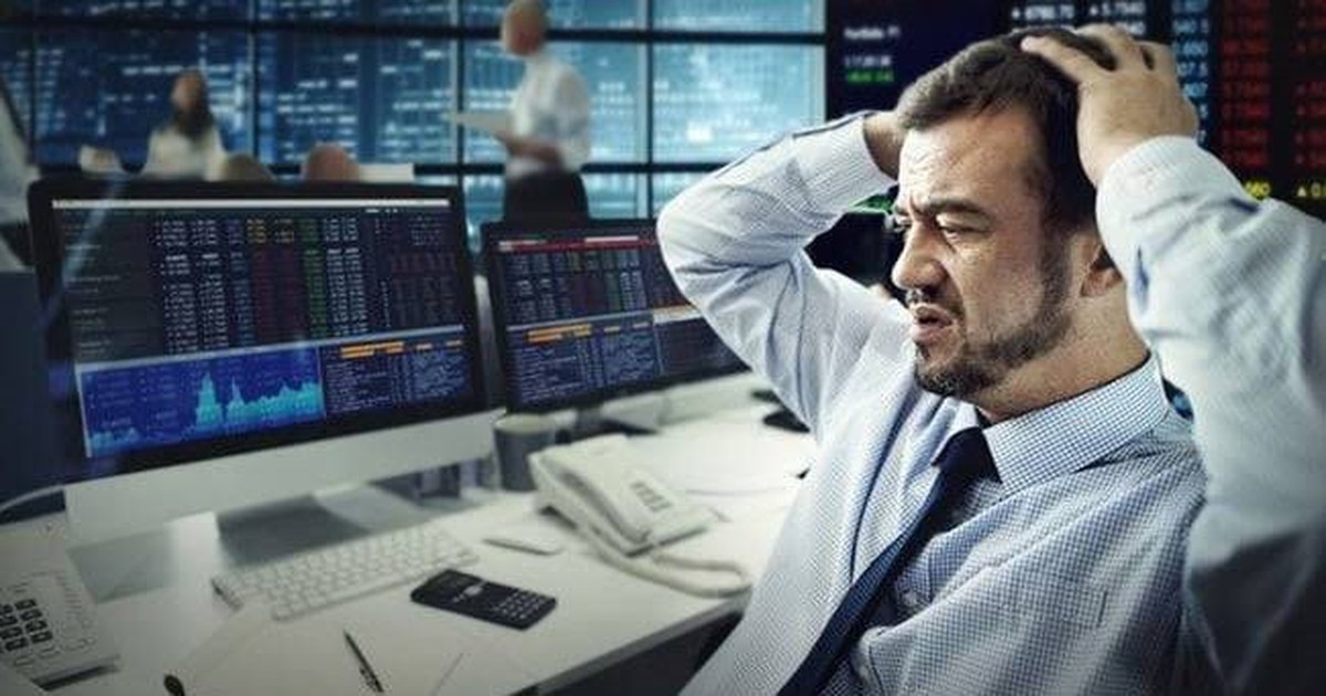 Khối ngoại thẳng tay bán ròng gần 900 tỷ đồng trong ngày VN-Index giảm sâu 34 điểm, loạt cổ phiếu ngân hàng bị “xả” mạnh