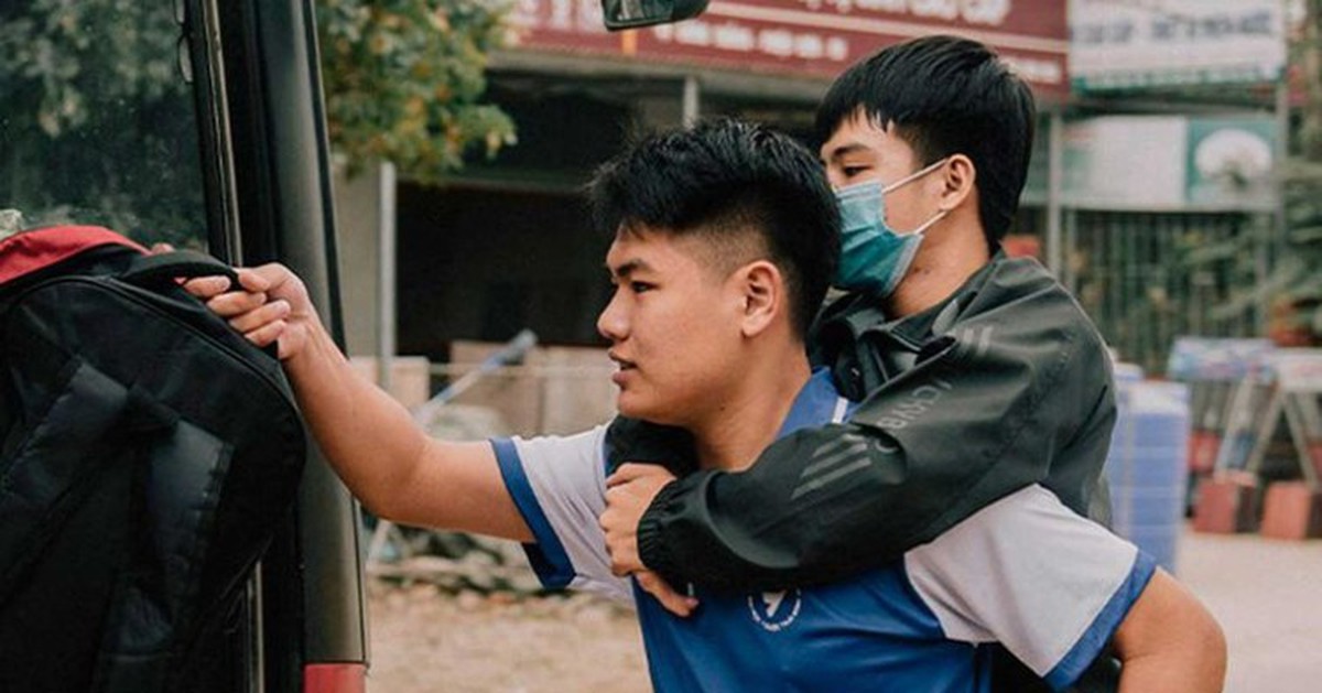 Nam sinh 10 năm cõng bạn đến trường vừa đỗ bác sĩ nội trú ĐH Y Hà Nội, 6 năm sau đã trở lại ngôi trường từng lỡ hẹn